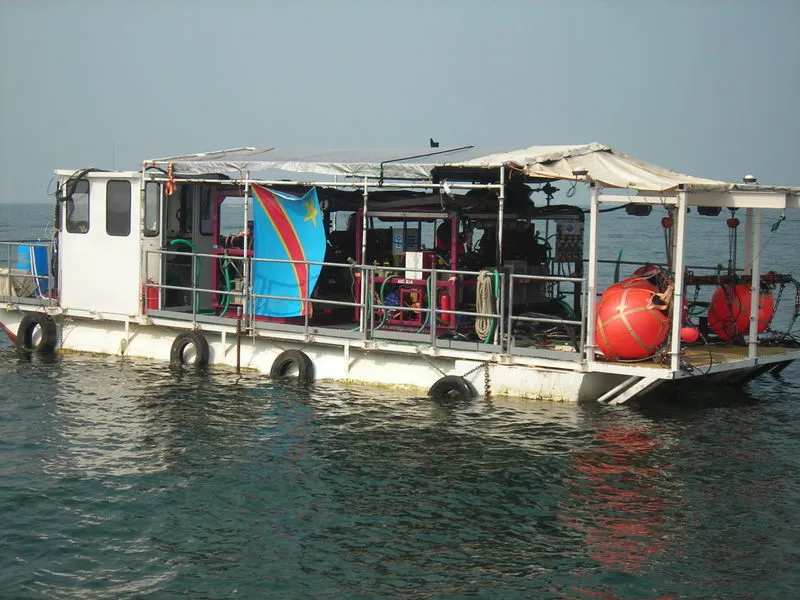 Shallow water recording barge